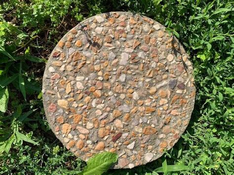 This makes a nice large stepping stone to decorate with. . 18 inch round concrete stepping stones